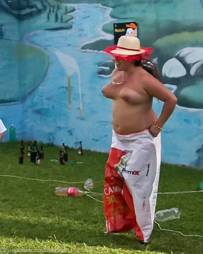 Participating in the sack race during the 2012 June games posted by naturalmentelindinha
