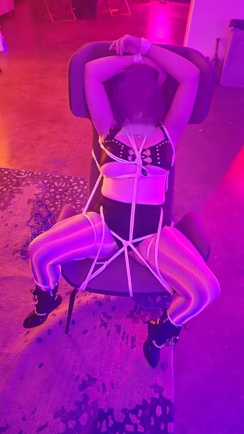 Please remain seated during the entire performance. by godlesszq