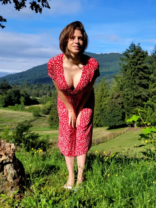 Some milf cleavage 😍 by ScarlettJane92