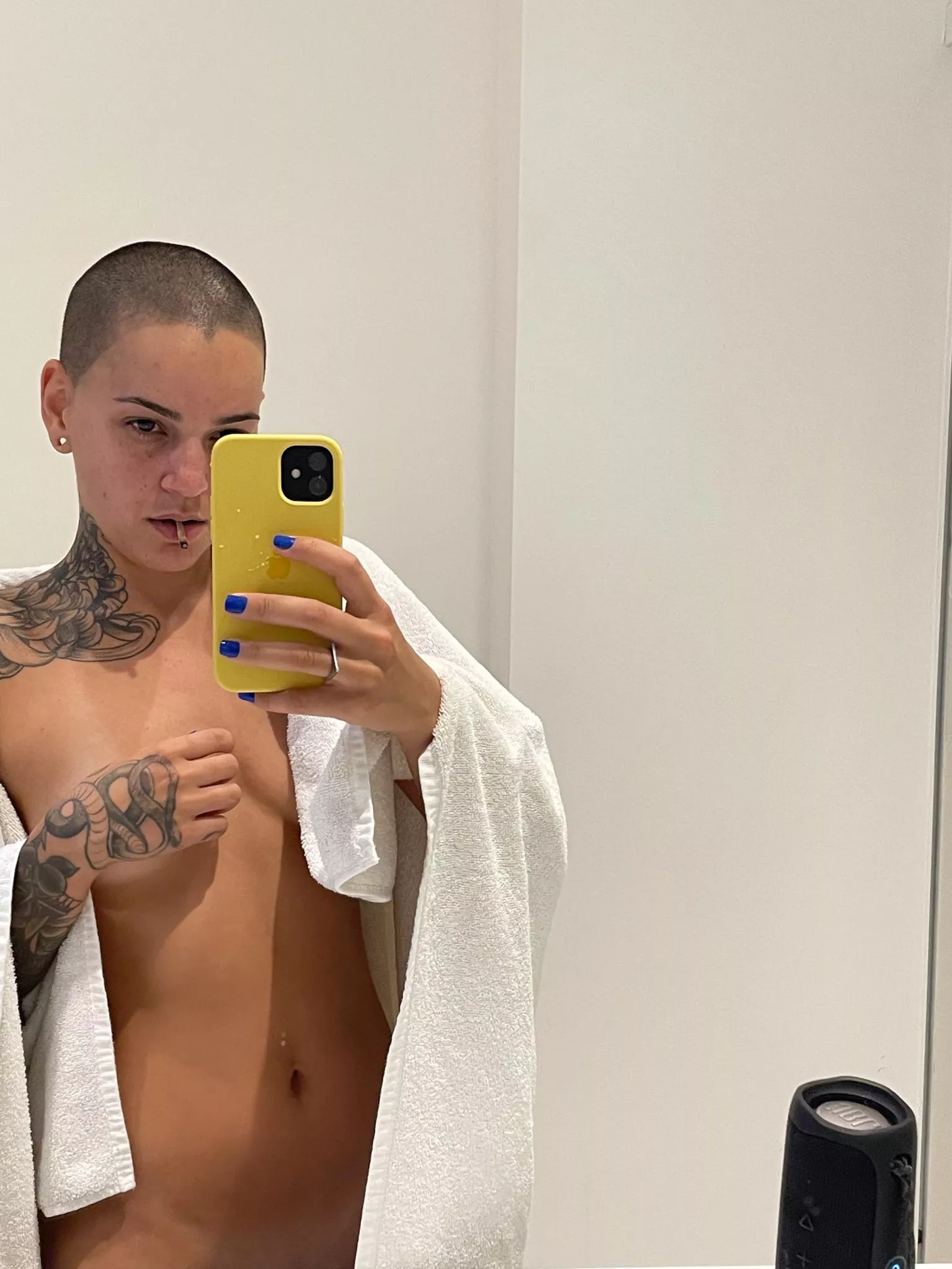 The famous photos after the bath posted by Salyxnoa