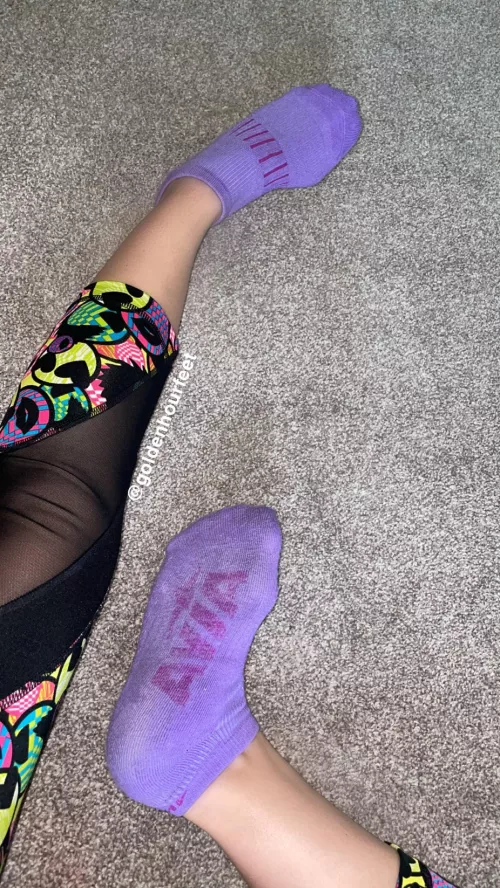 Who likes my outfit today?😈 I’m selling this workout set, matching sports bra included w/ full body pic — dm to claim😜 by goldenhourfeet