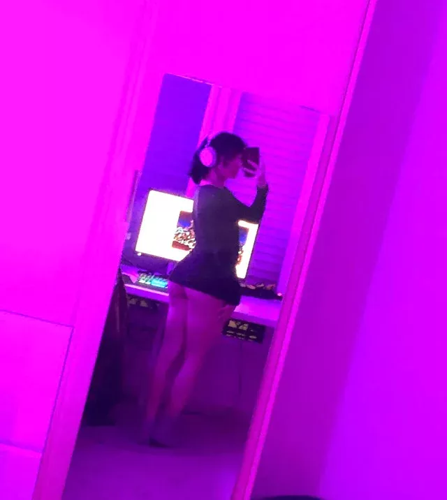 (18) Femboy stepbrother material? ♡ posted by Hot_Pool_4381