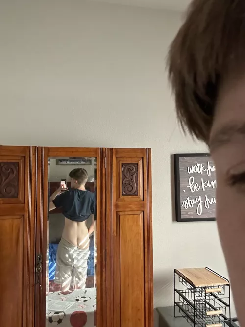 A sneaky little peek 😋 by Kai-desu