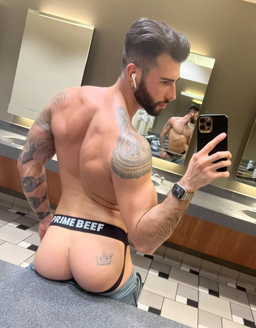 Cheeks out at the gym 😈 posted by theprincejoshua