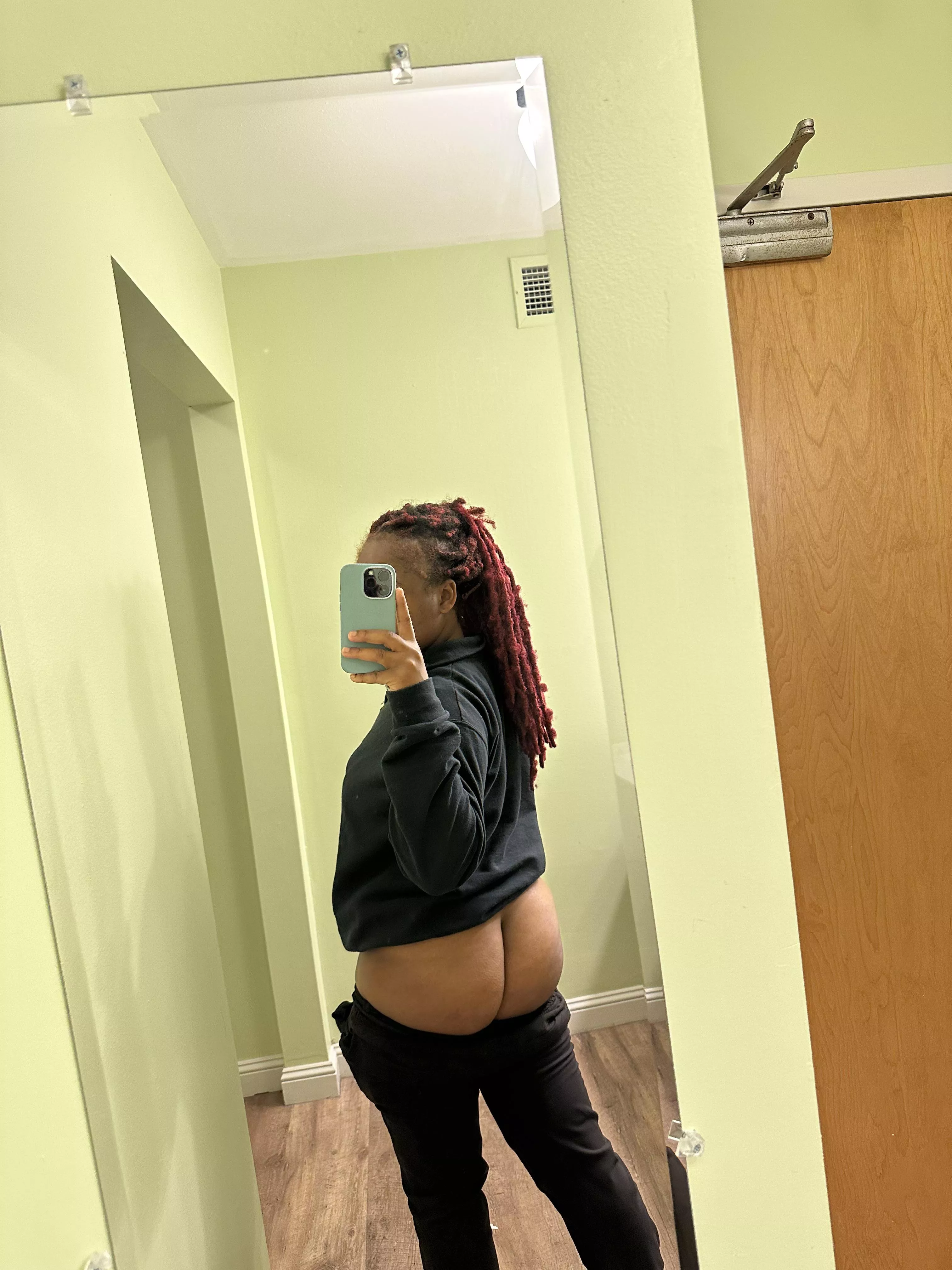 Overnight butt selfies on slow boring shift! posted by FruiteePebbles444