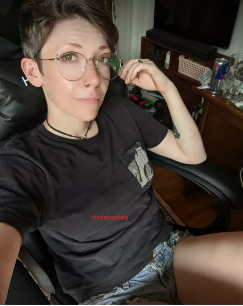 Who likes short shorts? by streetweeb