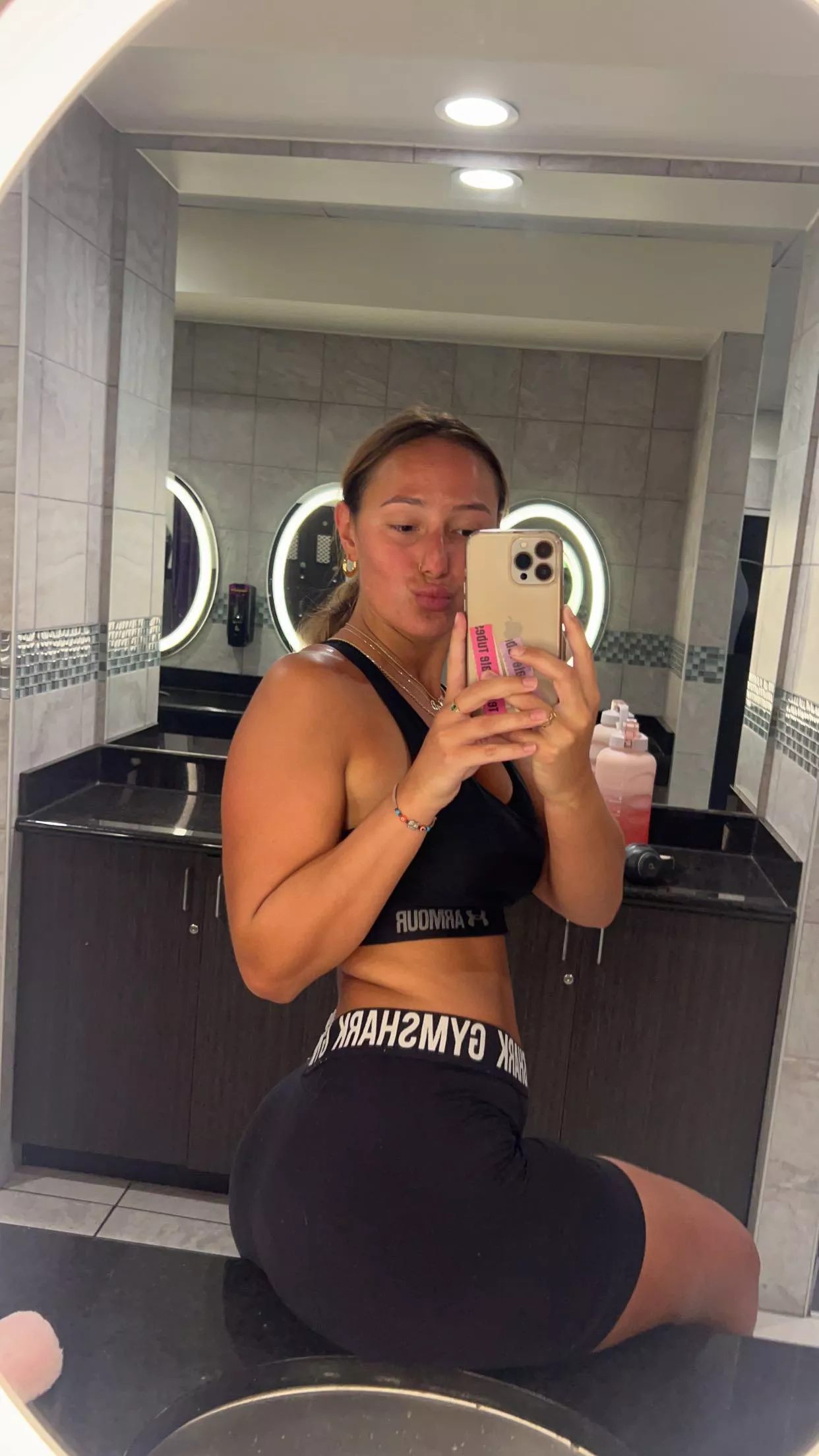 daily post workout mirror pic posted by zaeszecret