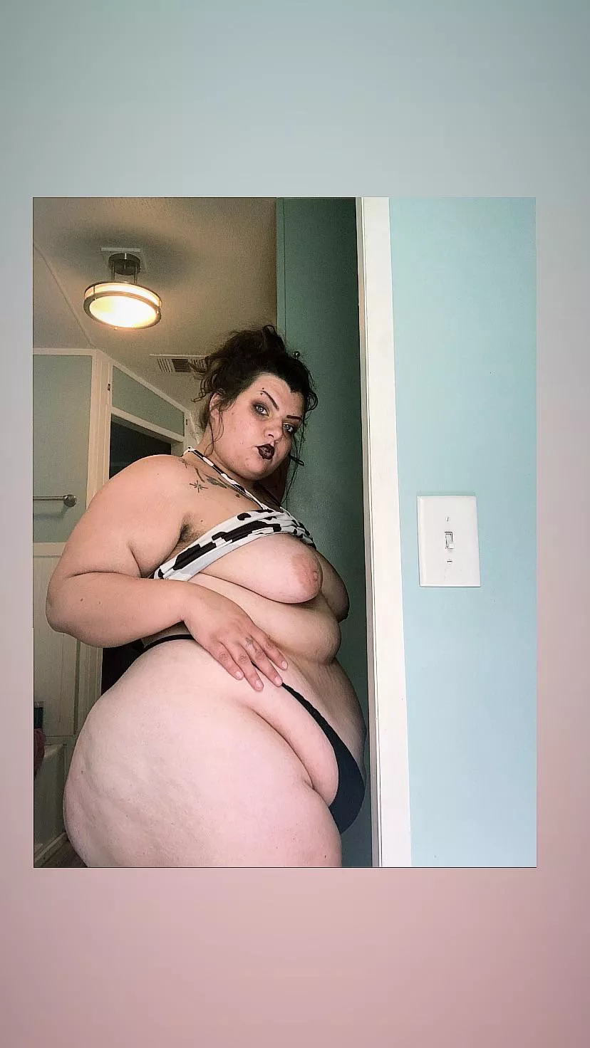 My belly looks so cute😘 posted by kinkywxtchbxtch