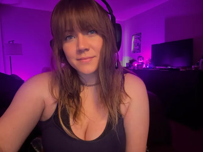 who wants a gamer gf? by _toxxicpanda