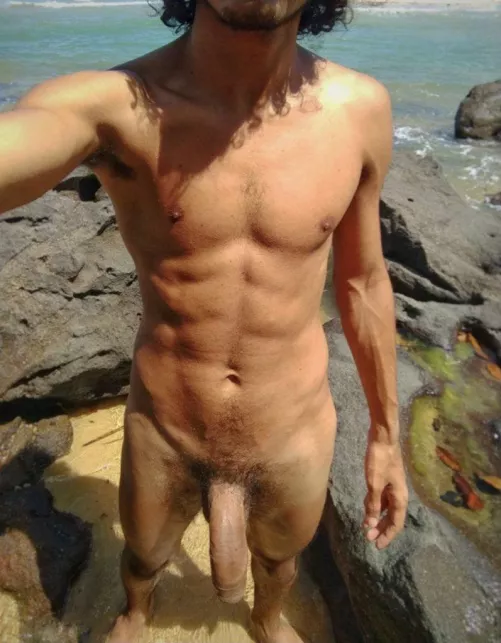 You’re at the beach and suddenly see this… What would you do? 🏖️ by idkelc