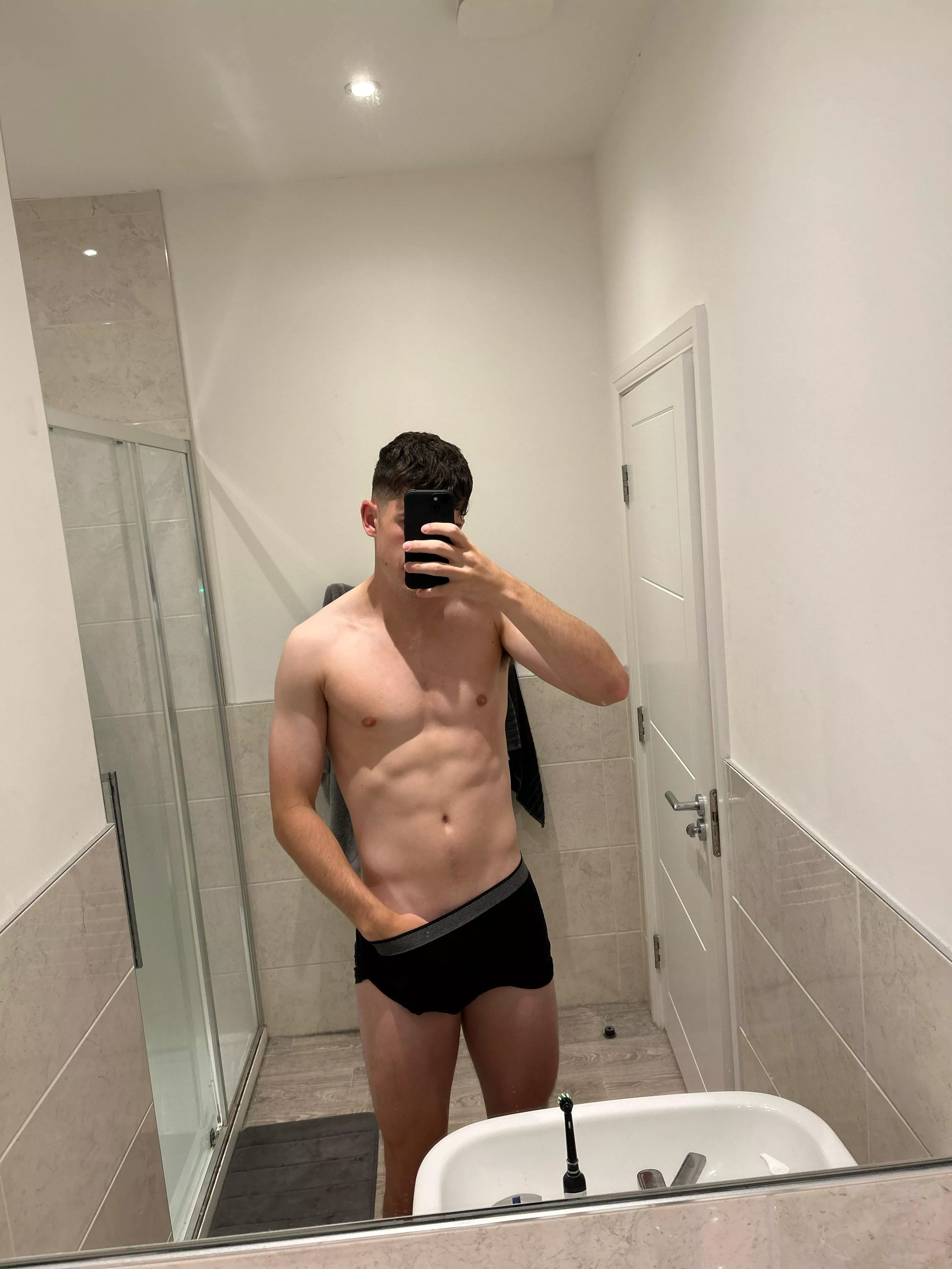 21|Top|Uk. Need a bottom to show ass. Z_123689 posted by LargeConsideration87