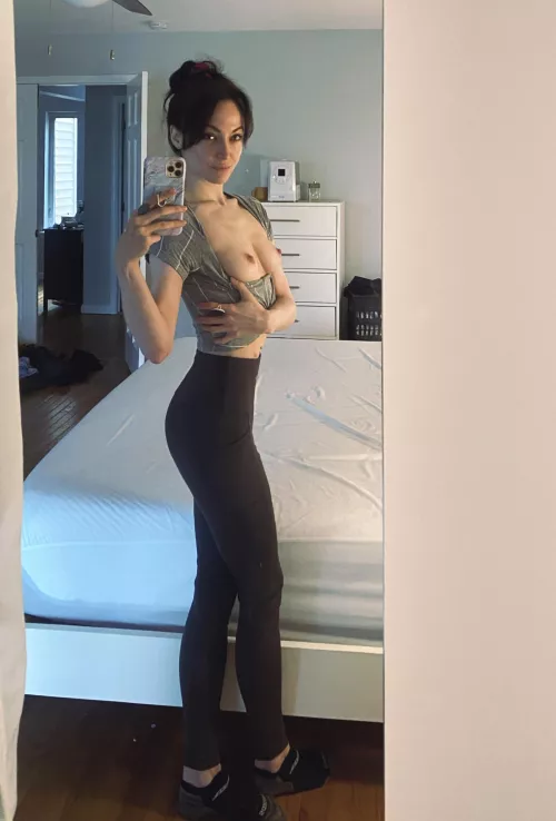 I really should be (f)olding the laundry, but I got distracted 🖤 by Promises-And-Potions