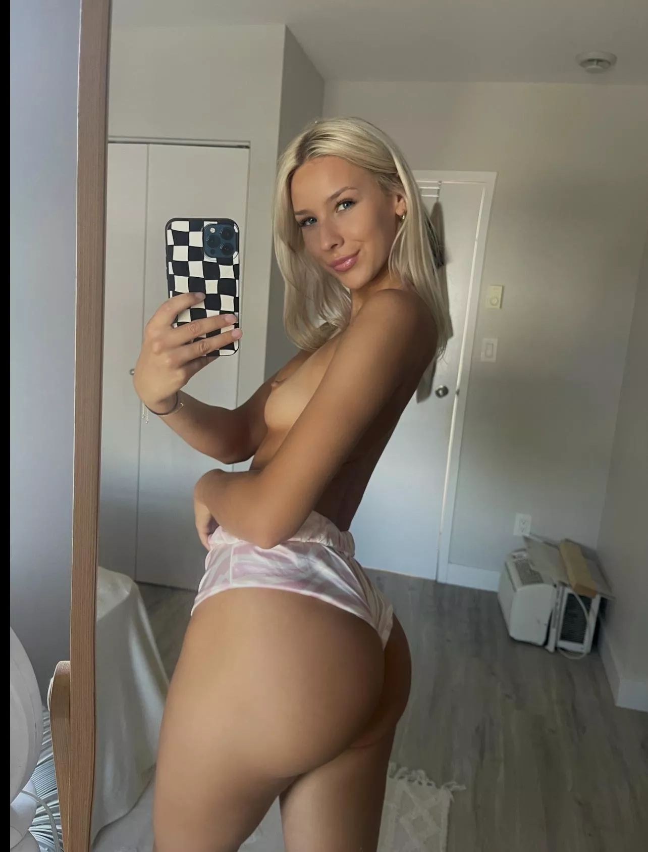 Let's get wild on cam tonight 😈 posted by pokerpink