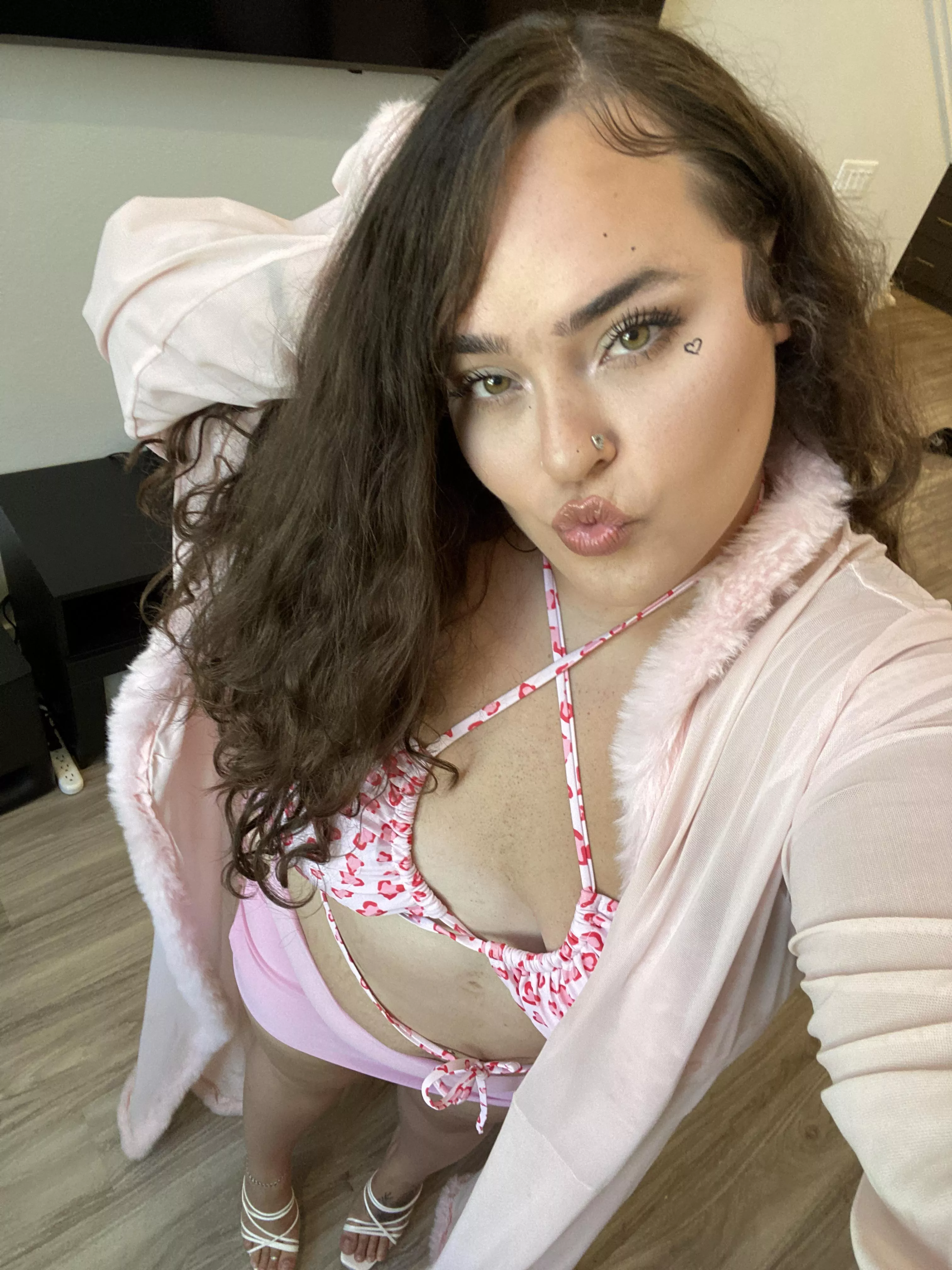 stare into my green eyes while I suck your soul up 🤭 posted by YummyAnaliyah