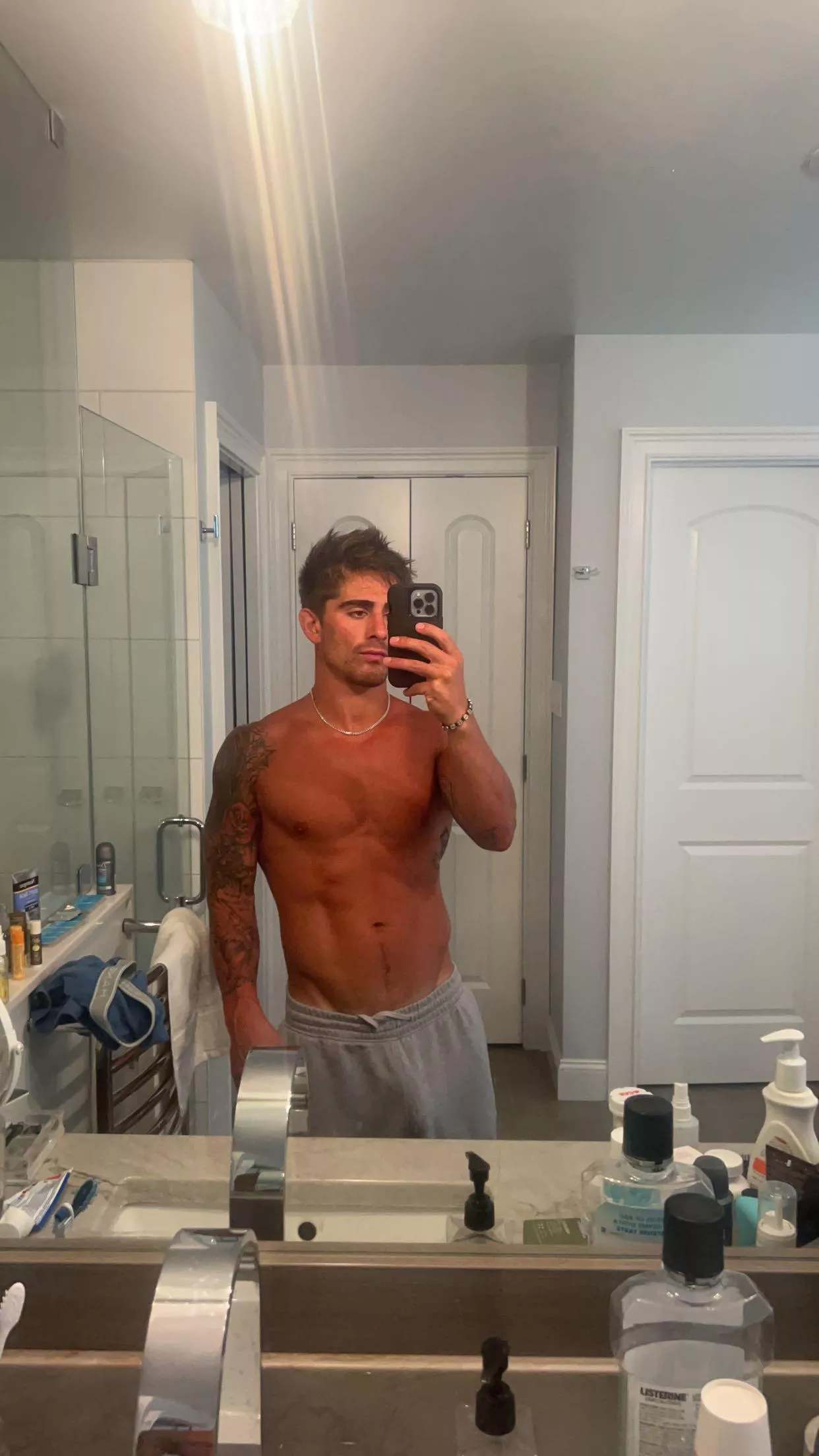 Tan 🙃🙂 posted by jasoncohenofficial