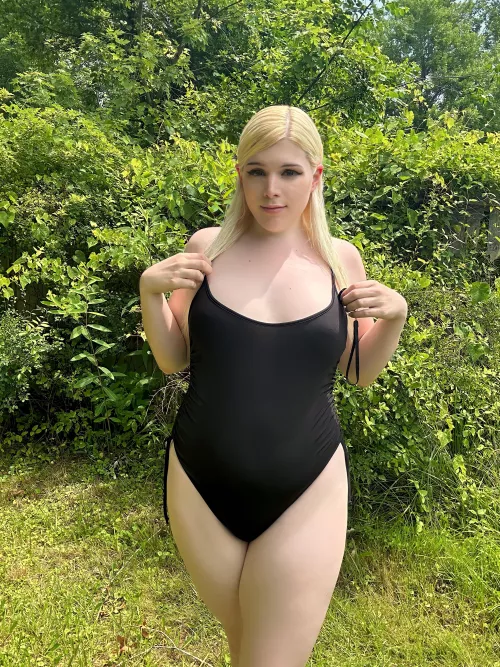Curvy femboy out in the sunshine 🥰 by amandaraesfw