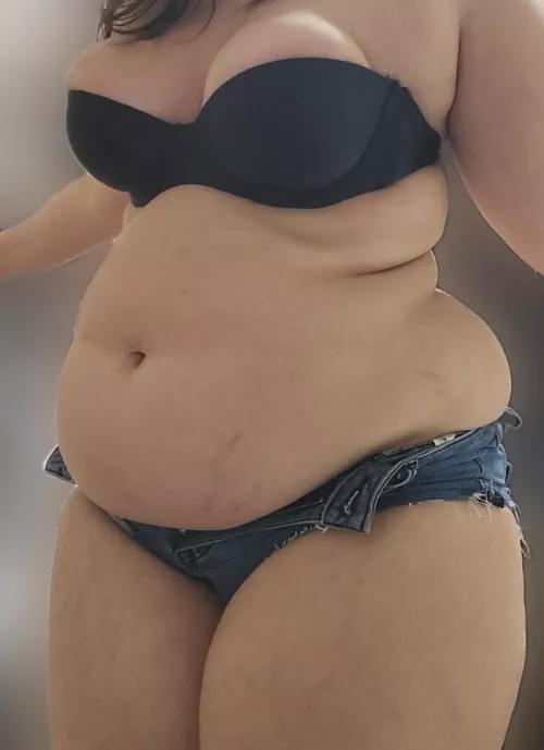 it looks like I've exploded out of my skinny girl clothes after being tied to a chair and funnel fed by cupcakebabi