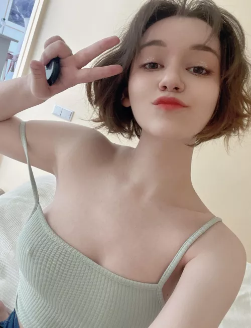 It’s too hot to wear bra by Donnaloli