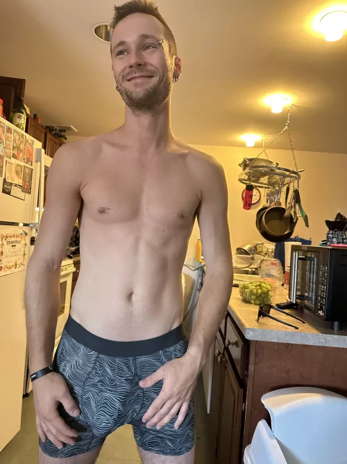 Let me help you in the kitchen, by NomadiusXXX