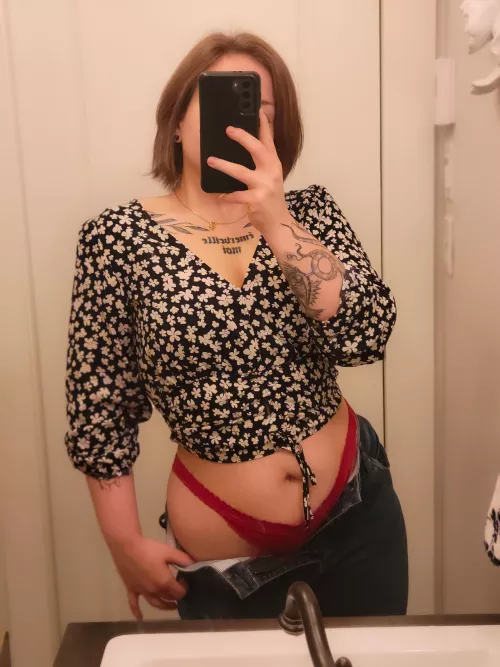 Showing off my curves⚘️[F] by xxLilithB