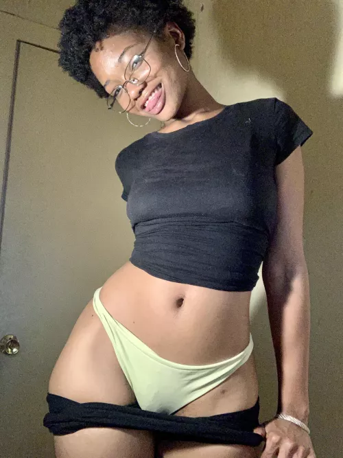 Are nerdy petite women your type by Stormy_babe18