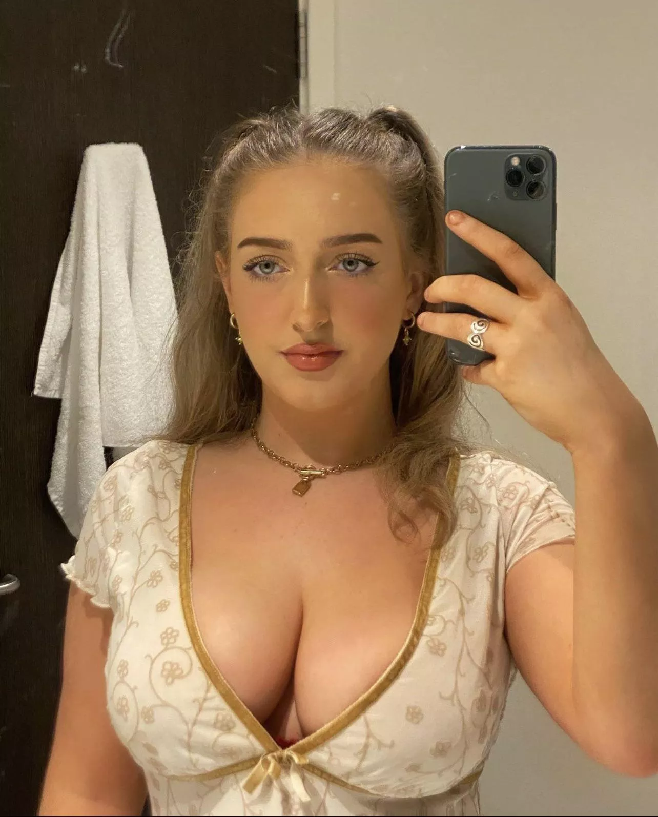 bathroom selfie 🤍 IUTR posted by DiscreetNYC5