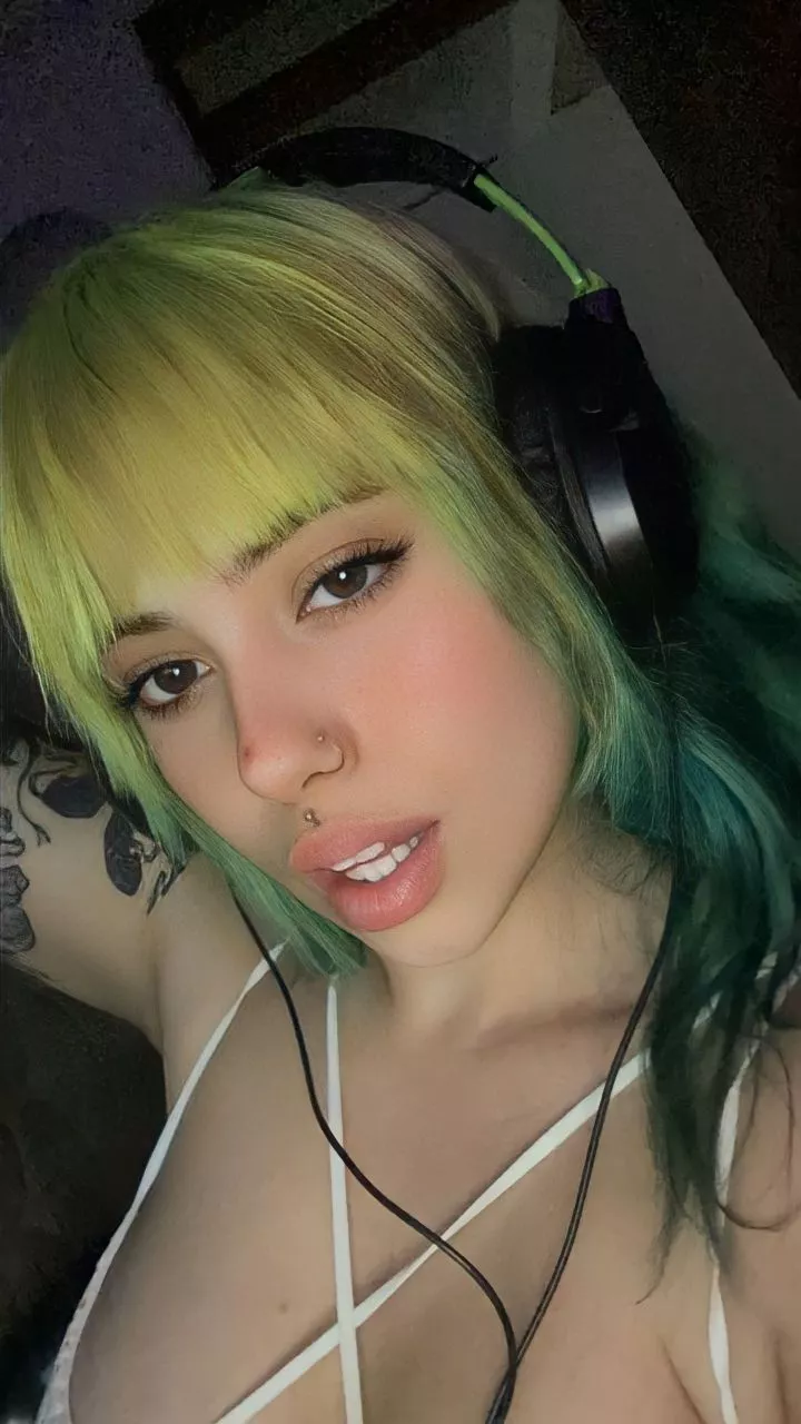 Do you ever wondered how it feels like to sleep next to a busty goth girl?😉 posted by Jenna_Jameson69