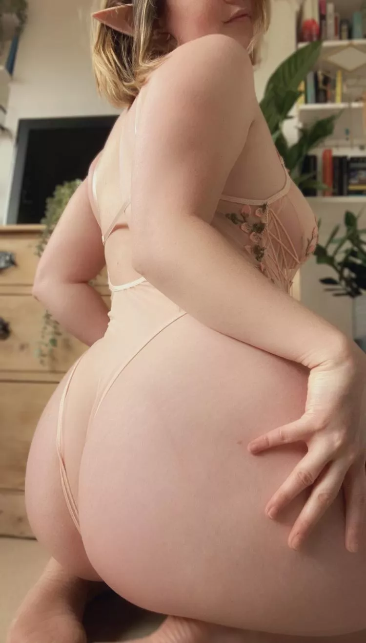 Ever wondered what elf booty looks like posted by elisanextdoor