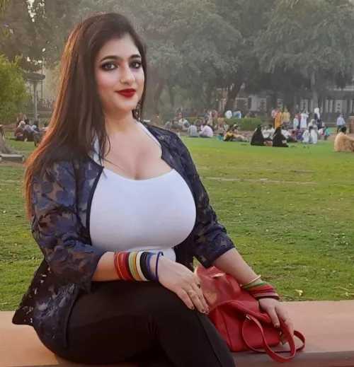 Giving a bust look while touring the city! by tanisharoysweet