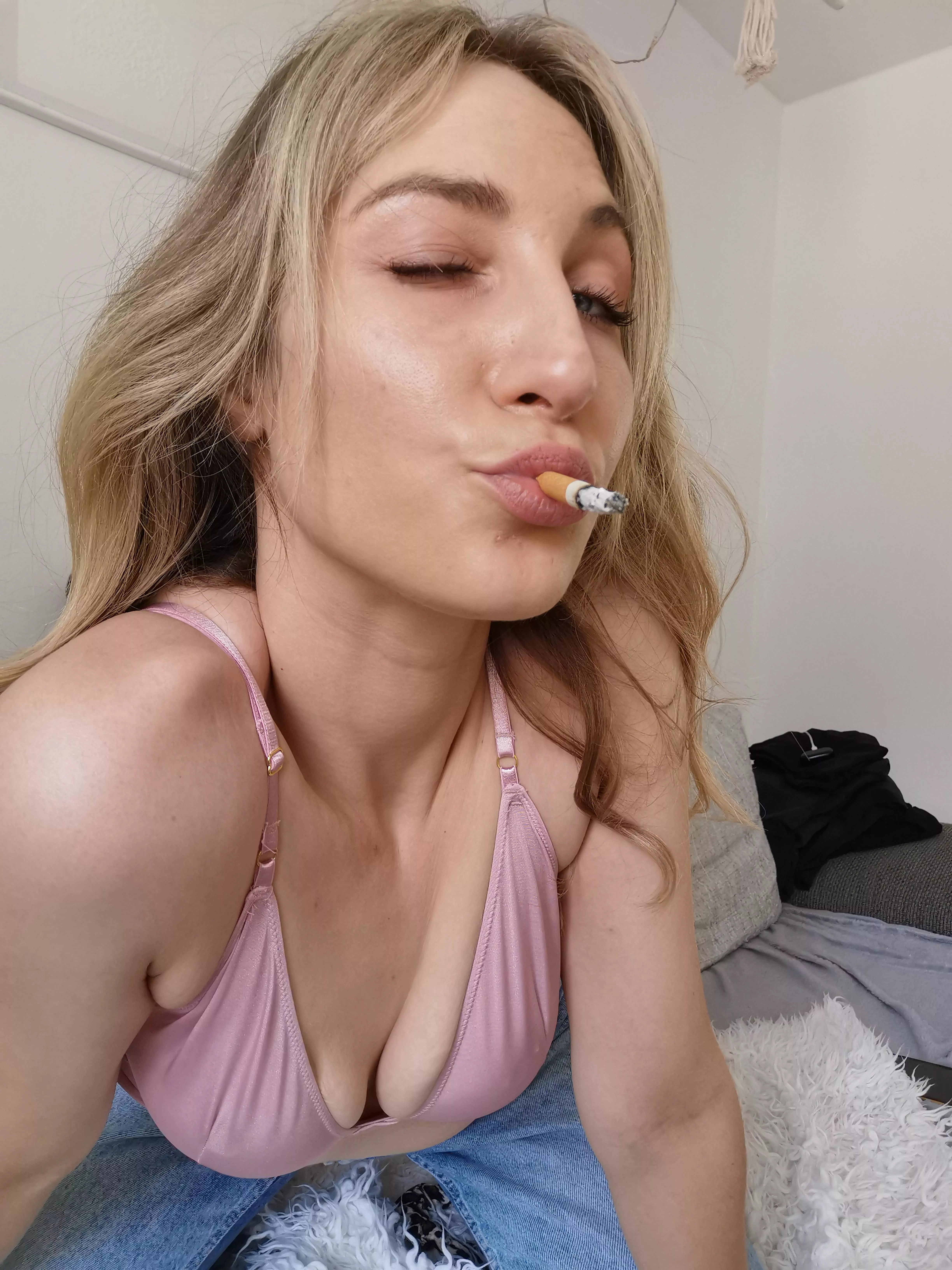 Hey and happy Monday ❤️ do you🚬? posted by derrie_t