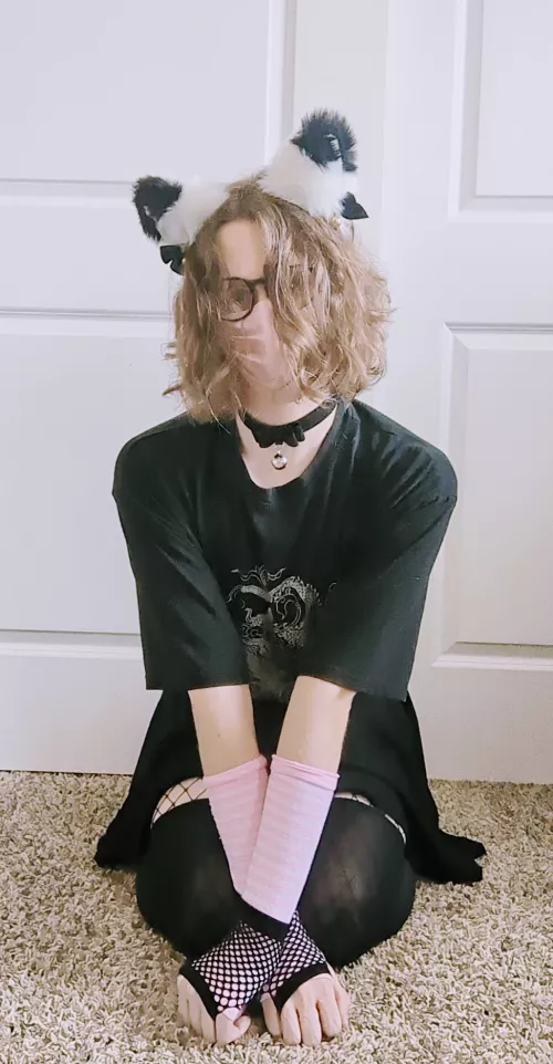 hihi i'm in desperate need of headpats ): by yulainae