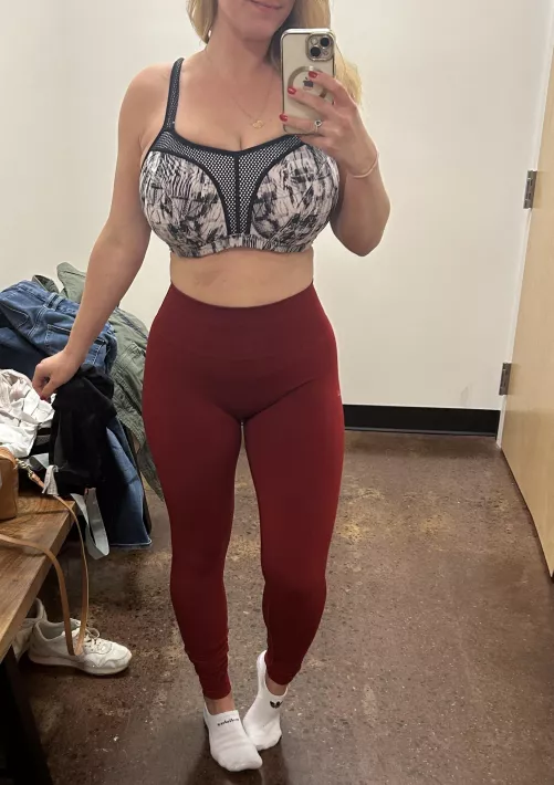 I want to cum in this gym changing room by hannah28hh