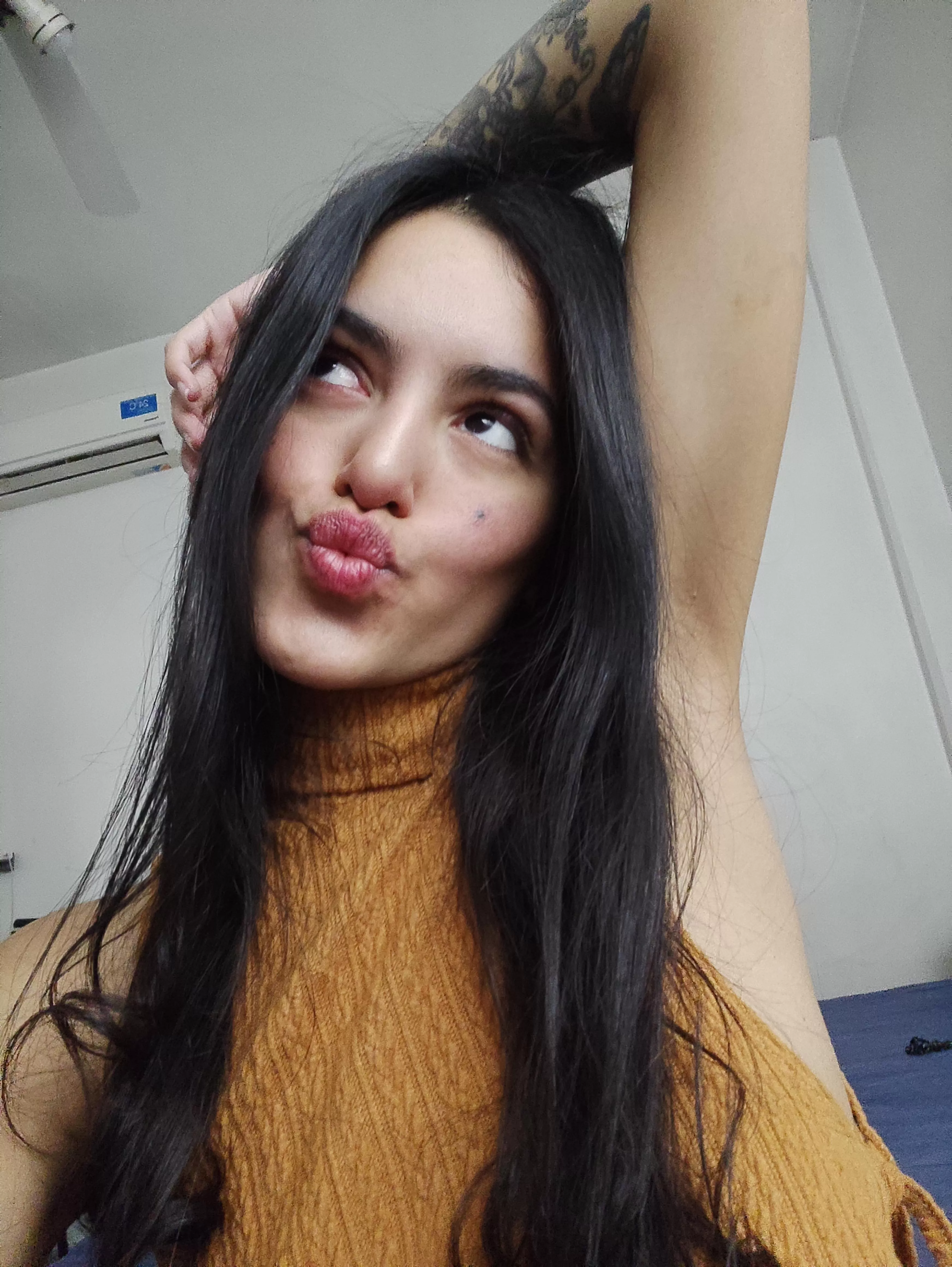 Latin armpit ☺️ who's up to lick? posted by Milivance23