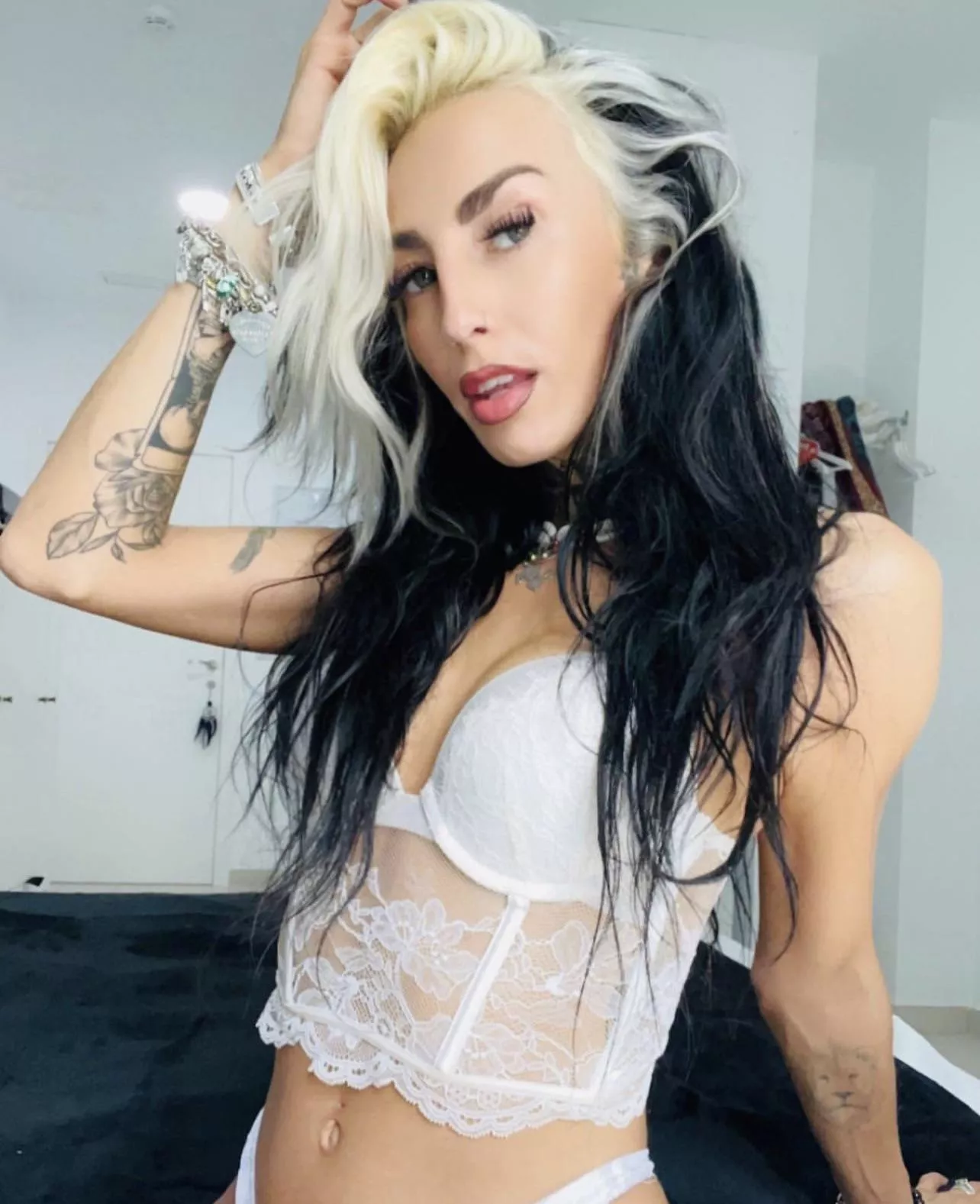 Lolly Monroe Black posted by besttincture