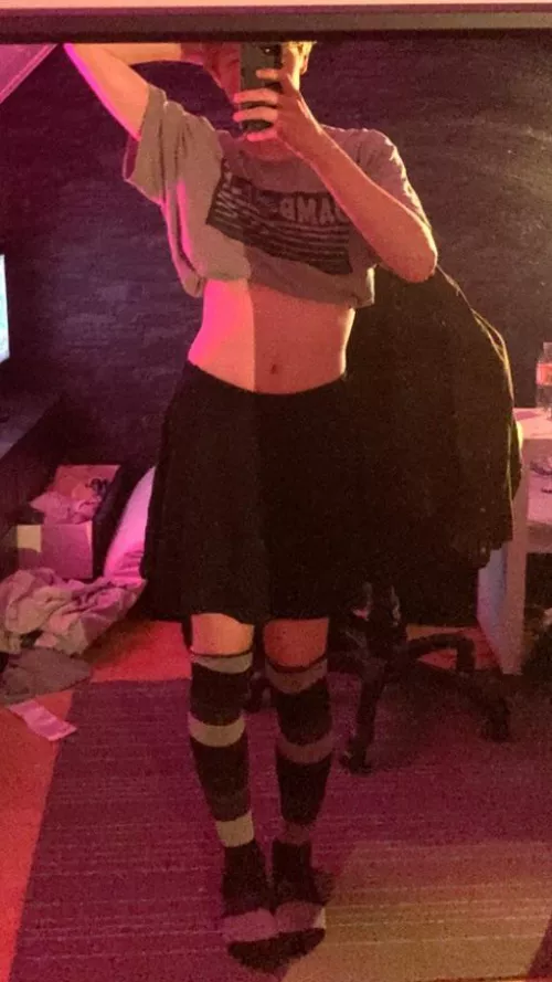 One short boi (featuring my messy room) by FemboiiAlvar