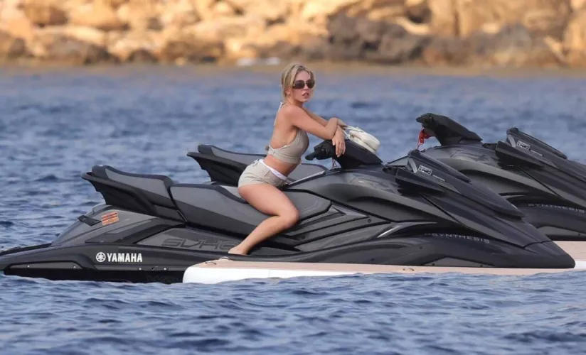 Sydney Sweeney showing off that arch by itsthehornypolice