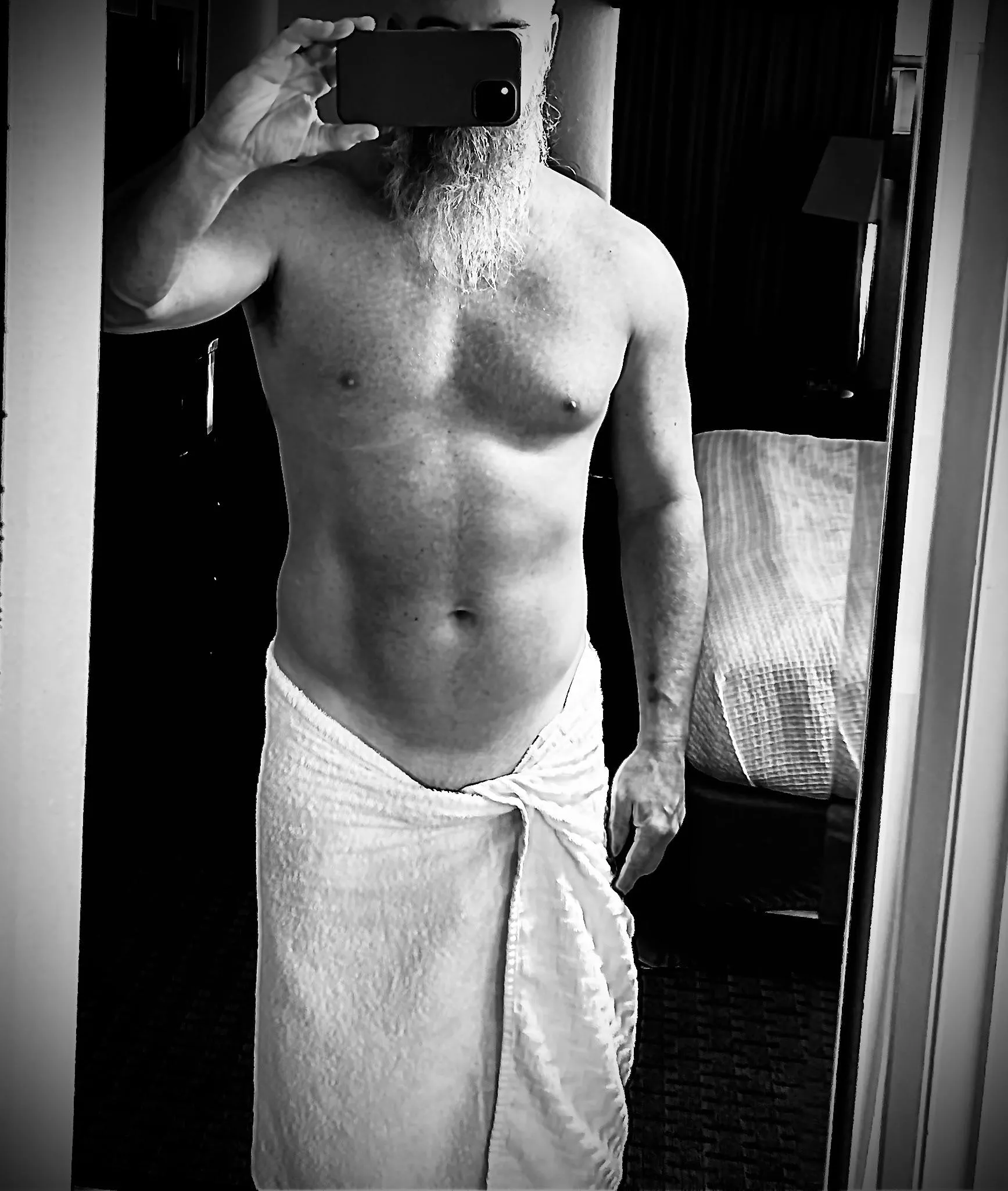 [49] hotel selfie posted by Outside-Leave