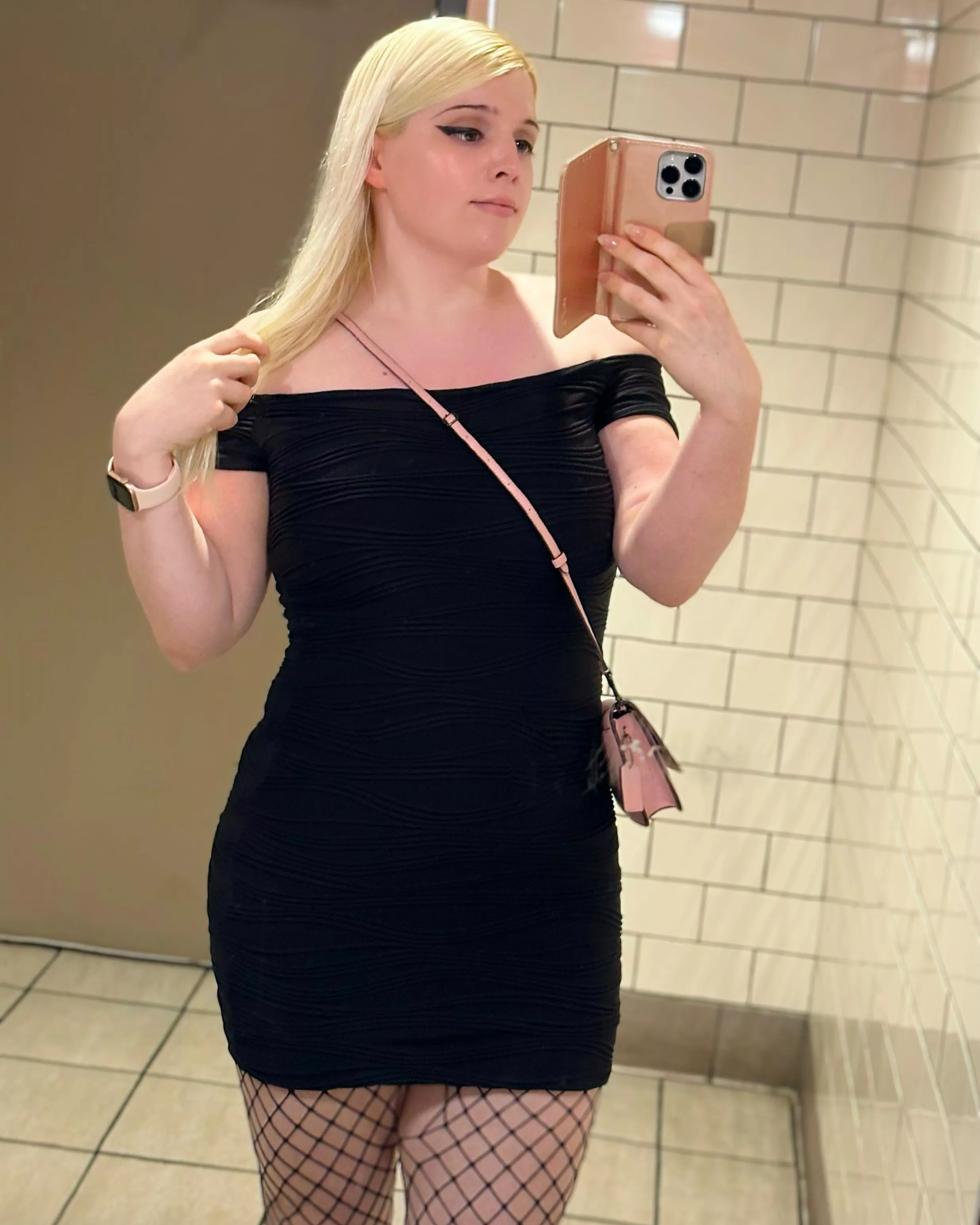 Do I look good in black? 😋 posted by amandaraesfw