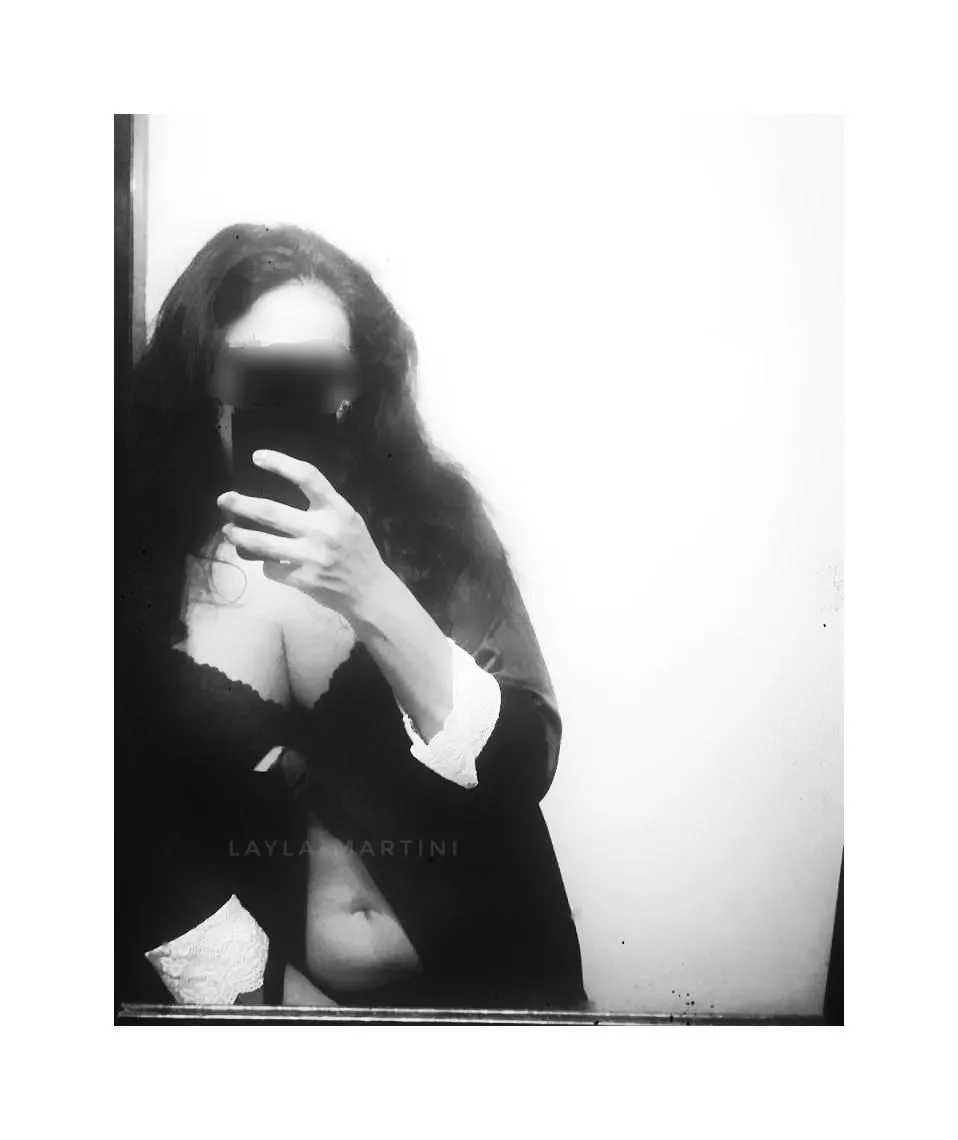 Flirty Vibes [F] posted by Layla-Martini