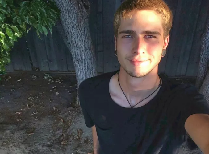 Hi guys. Been relaxing outside. Bout to relax inside. If only I had a gamer buddy lol. Could be fun. Have a good one men. by DrPhilMeUpBro