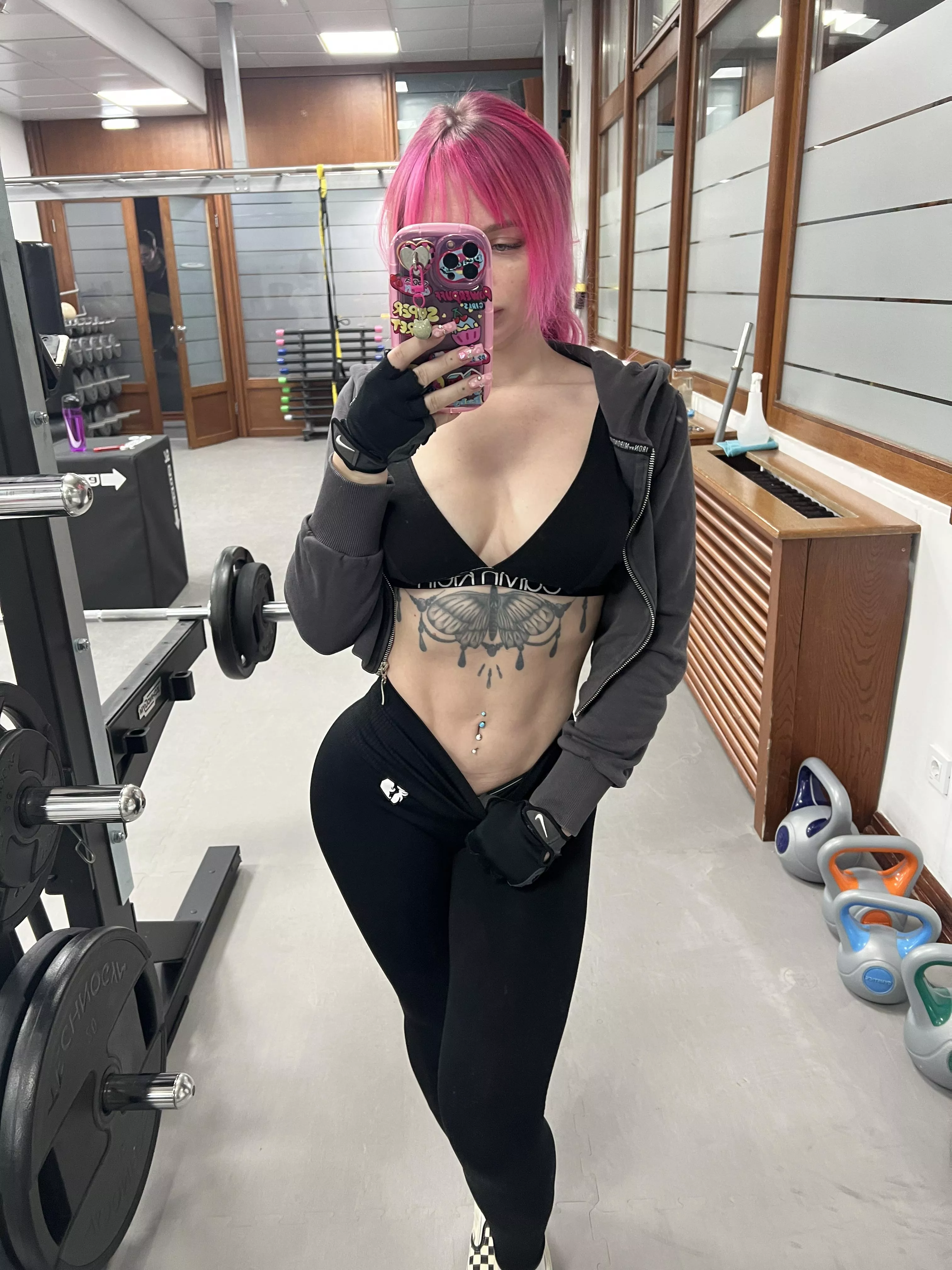 I like to work out in the gym and feel the eyes of others on my ass posted by SlushyMantra