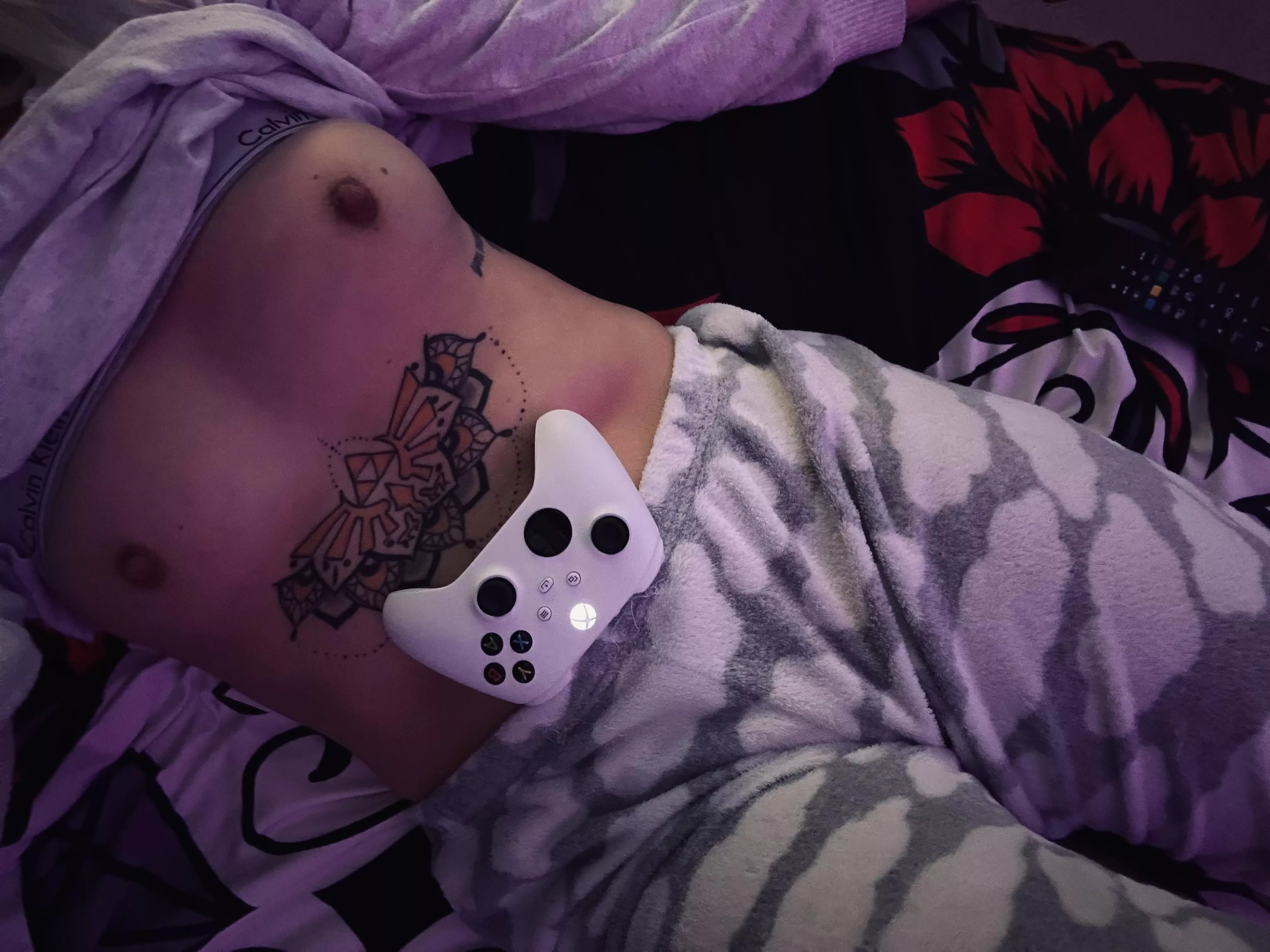 I’m gaming while I post this, can you guess what I’m playing? posted by RealWillowWilde