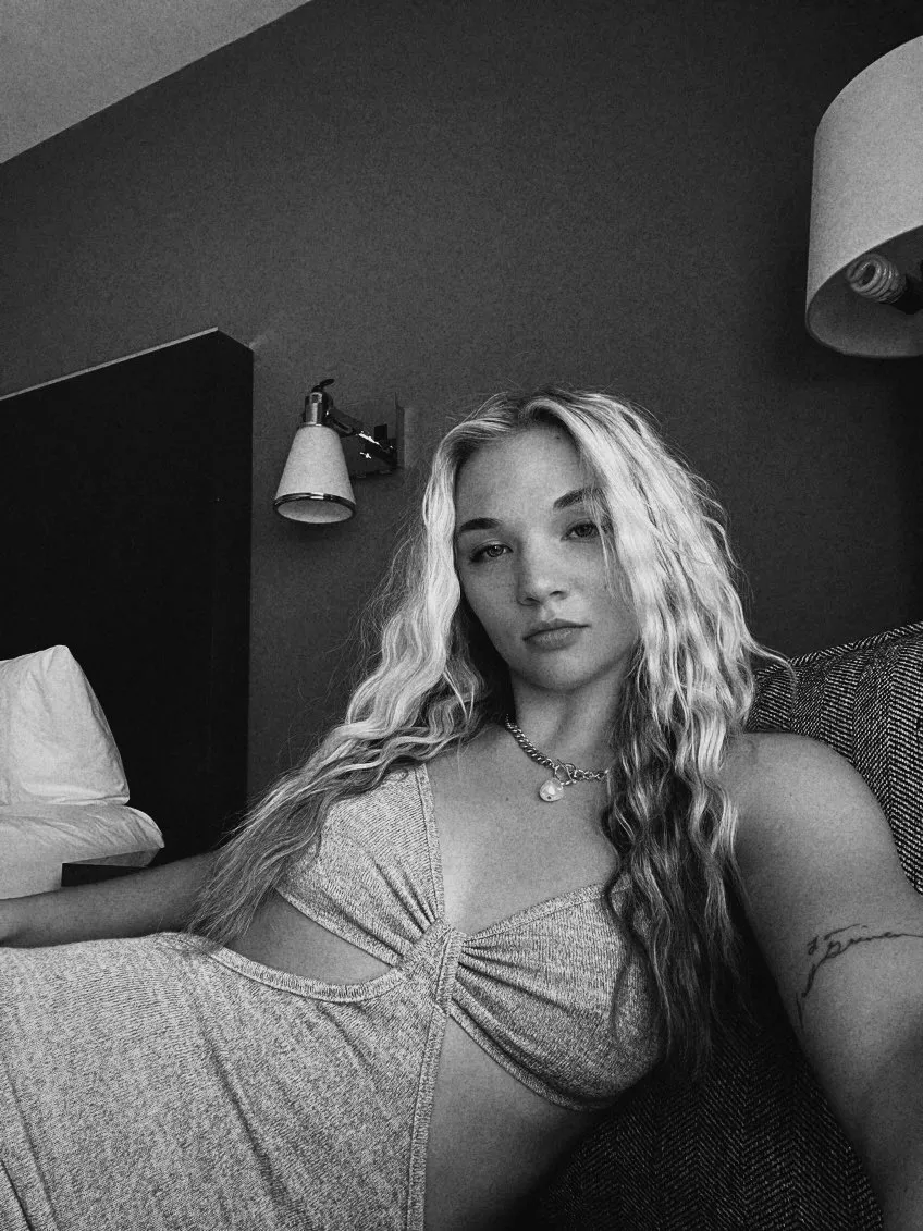 Julia Hart posted by F4nt4zyW0rld