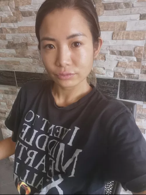 No makeup, just t-shirt look by Good-Manufacturer246