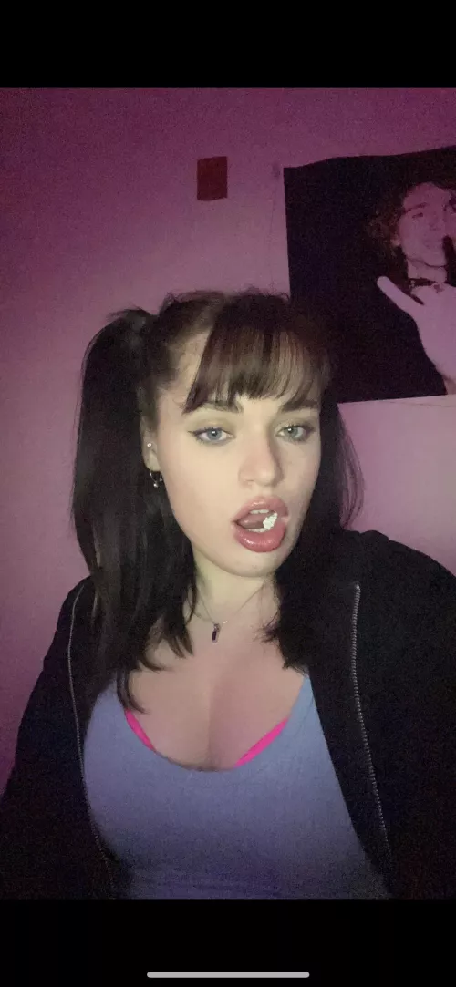 Who wants to play with me?😈💦 by Apart-Flatworm-7006