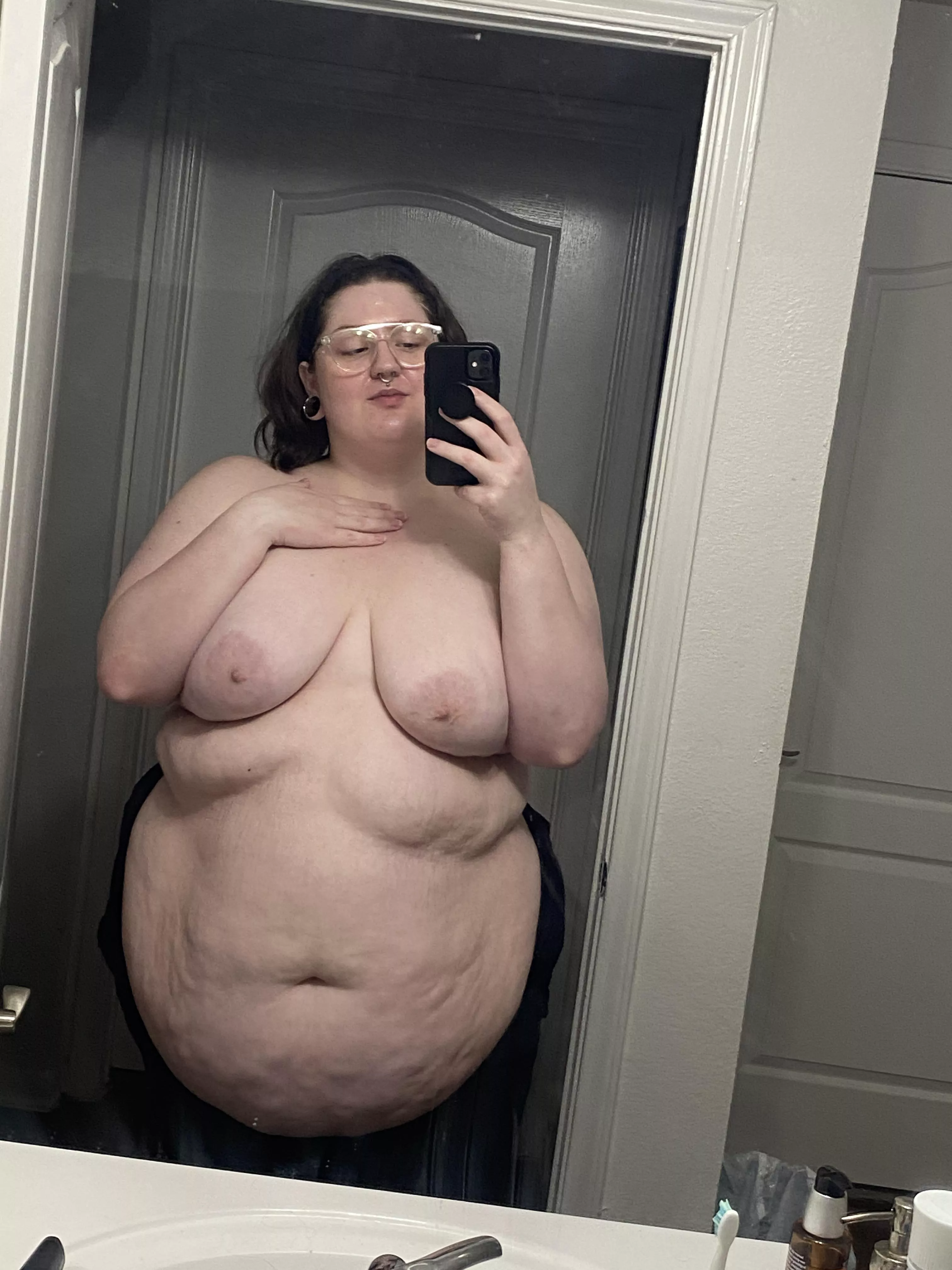 Belly hang 😖 posted by SteIIarStella