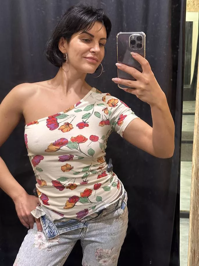 💋Changing room..and seems somebody spying me posted by sharplyfree