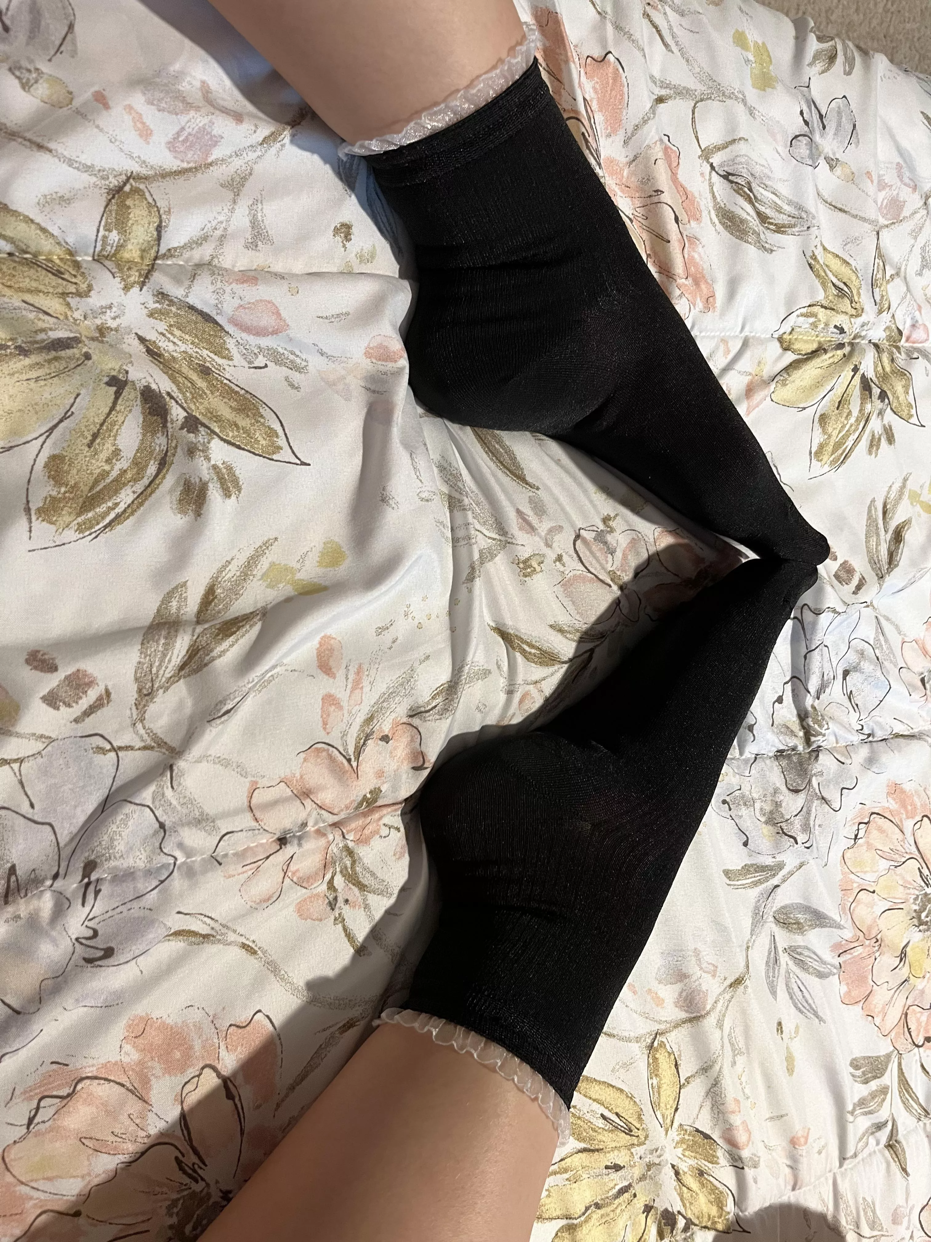 Do you like frilly socks? 🖤🤍 posted by ellythedoll