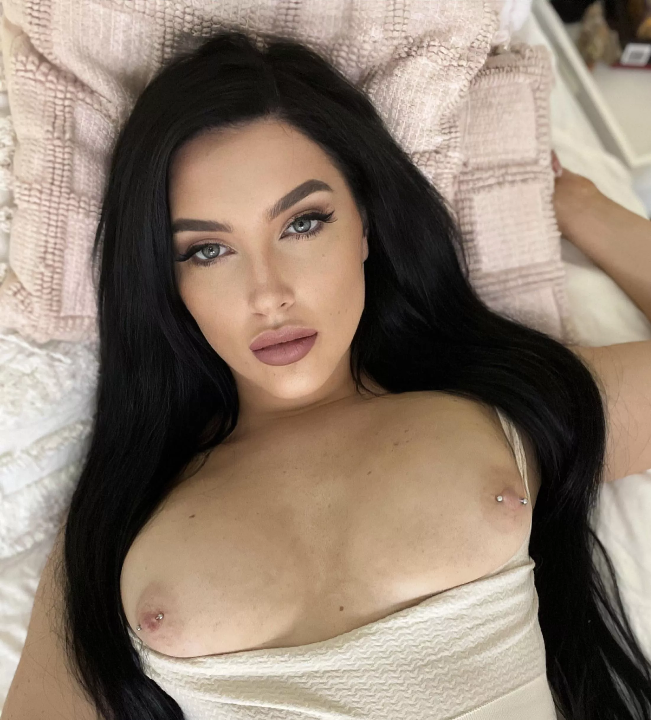 Do you prefer giving facials or coming tits ? posted by Charlotterose65_