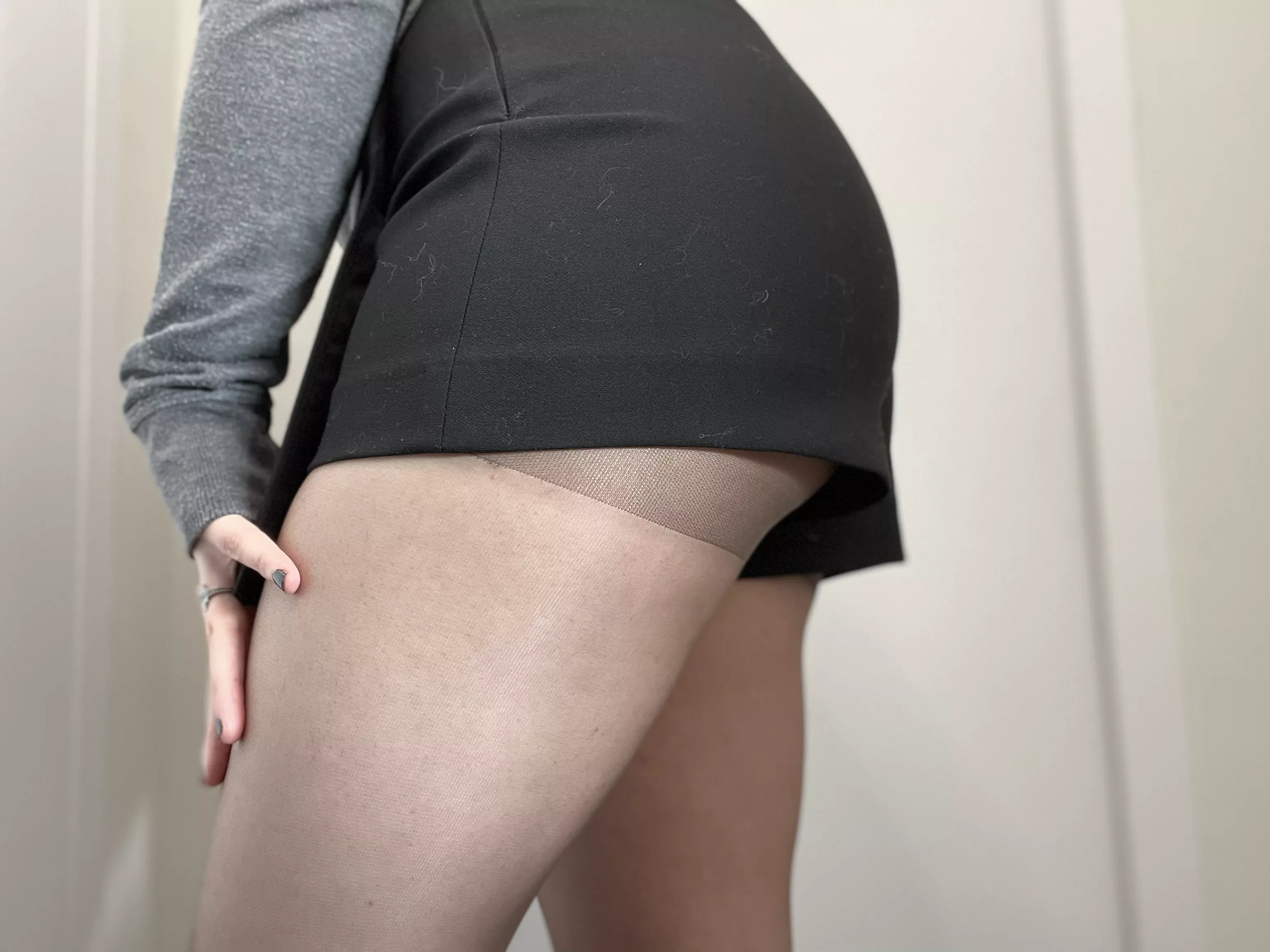 is it sexy to see the pantyhose stitching or should I hide it more? 🙊 posted by AprilQuinn